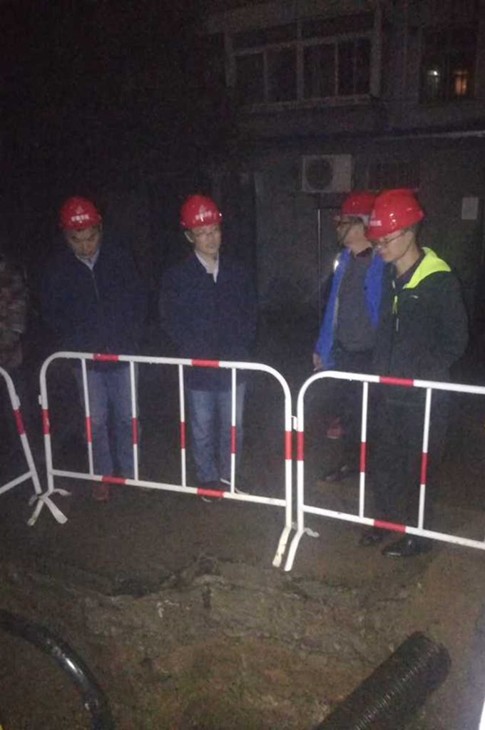 安徽交航总经理方申柱莅临淮北雨污分流项目视察工作总经理督战公司“决战100天”活动，深夜冒雨指导、慰问现场施工人员