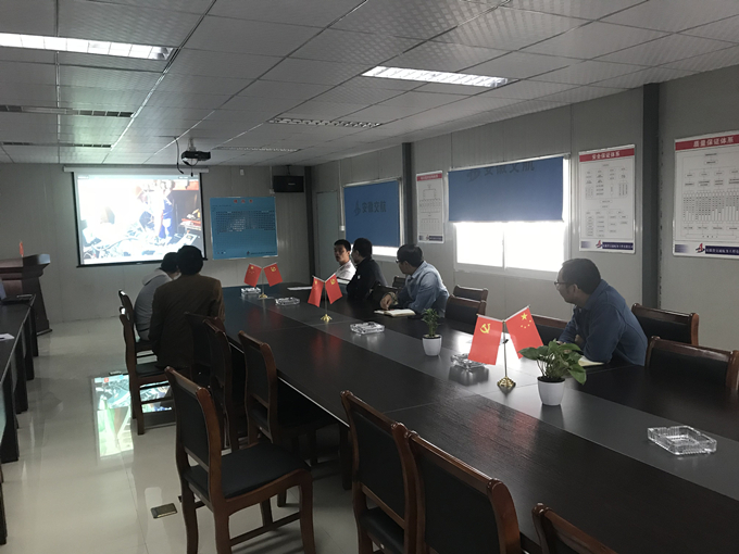 龙骏家园项目部组织观看建工集团2018劳模大赛视频