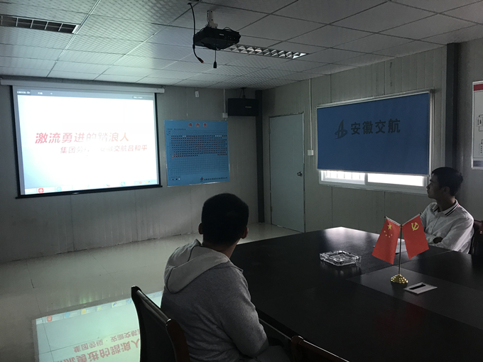 龙骏家园项目部组织观看建工集团2018劳模大赛视频