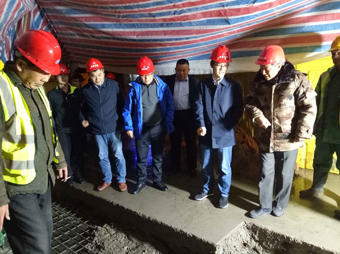 安徽交航总经理方申柱莅临淮北雨污分流项目视察工作总经理督战公司“决战100天”活动，深夜冒雨指导、慰问现场施工人员